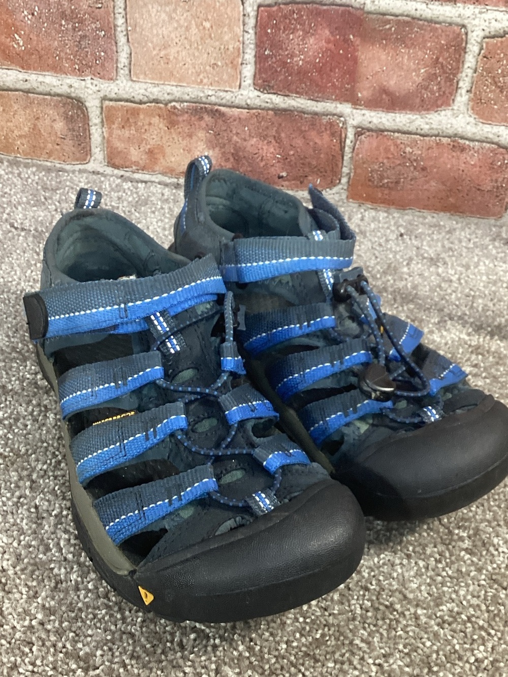 Keen Newport H2 youth waterproof sport sandals size 5